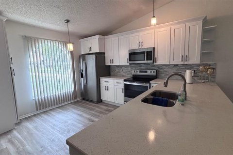 House in Orlando, Florida 2 bedrooms, 87.89 sq.m. № 2232251 - photo 2