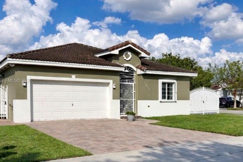 Casa en venta en Miami, Florida, 3 dormitorios, 139.54 m2 № 2008143 - foto 2