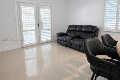 Casa en venta en Miami, Florida, 3 dormitorios, 139.54 m2 № 2008143 - foto 12