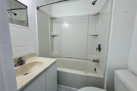 Propiedad comercial en venta en Miami, Florida, 120.96 m2 № 2021831 - foto 11