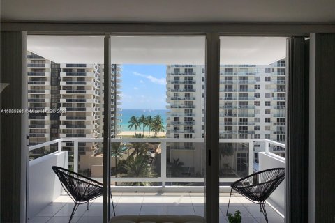 Condo in Miami Beach, Florida, 2 bedrooms  № 1729572 - photo 1