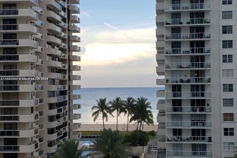 Condo in Miami Beach, Florida, 2 bedrooms  № 1729572 - photo 2