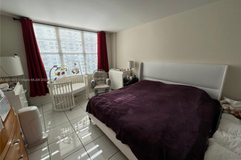 Condo in Miami Beach, Florida, 2 bedrooms  № 1729572 - photo 19