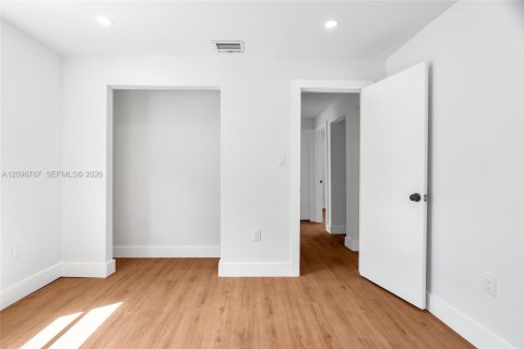 Casa en venta en Opa-locka, Florida, 5 dormitorios, 115.94 m2 № 2389698 - foto 13