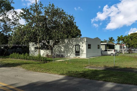 Casa en venta en Opa-locka, Florida, 5 dormitorios, 115.94 m2 № 2389698 - foto 2