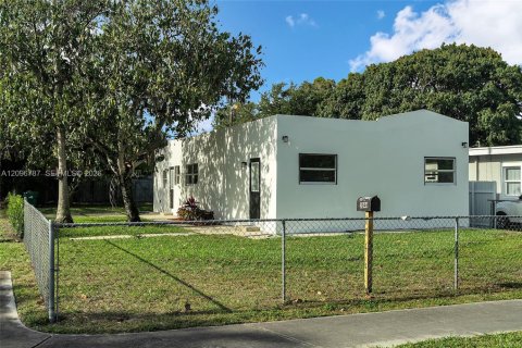 Casa en venta en Opa-locka, Florida, 5 dormitorios, 115.94 m2 № 2389698 - foto 3