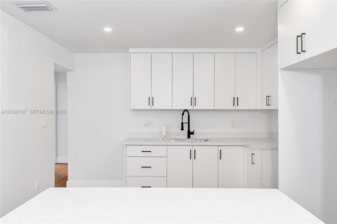 Casa en venta en Opa-locka, Florida, 5 dormitorios, 115.94 m2 № 2389698 - foto 9