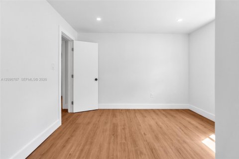 Casa en venta en Opa-locka, Florida, 5 dormitorios, 115.94 m2 № 2389698 - foto 18