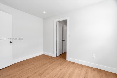 Casa en venta en Opa-locka, Florida, 5 dormitorios, 115.94 m2 № 2389698 - foto 14