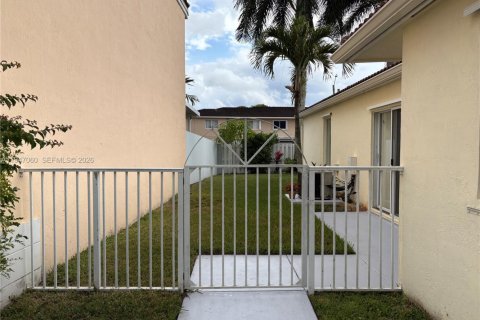 House in Miami, Florida 3 bedrooms, 130.62 sq.m. № 2003243 - photo 2
