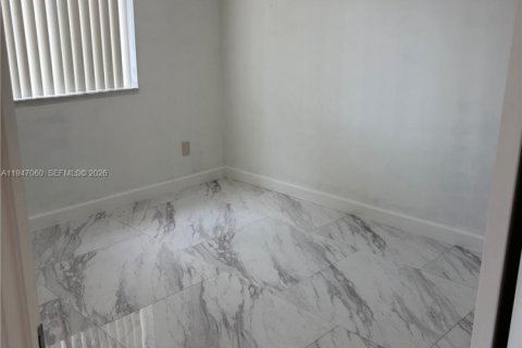 House in Miami, Florida 3 bedrooms, 130.62 sq.m. № 2003243 - photo 17