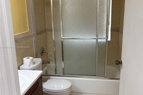 House in Miami, Florida 3 bedrooms, 130.62 sq.m. № 2003243 - photo 15