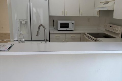 House in Miami, Florida 3 bedrooms, 130.62 sq.m. № 2003243 - photo 6