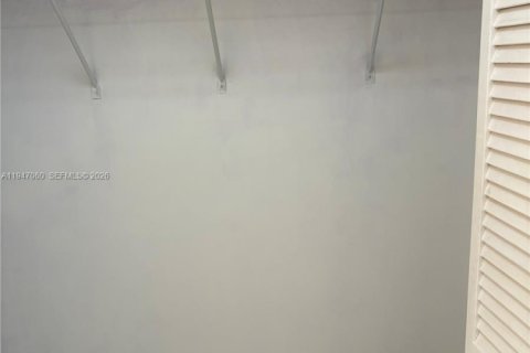 House in Miami, Florida 3 bedrooms, 130.62 sq.m. № 2003243 - photo 8