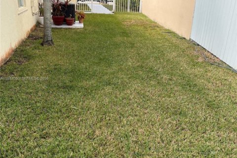 House in Miami, Florida 3 bedrooms, 130.62 sq.m. № 2003243 - photo 3