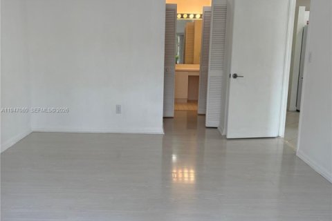 House in Miami, Florida 3 bedrooms, 130.62 sq.m. № 2003243 - photo 7
