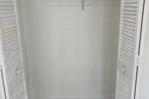 House in Miami, Florida 3 bedrooms, 130.62 sq.m. № 2003243 - photo 12