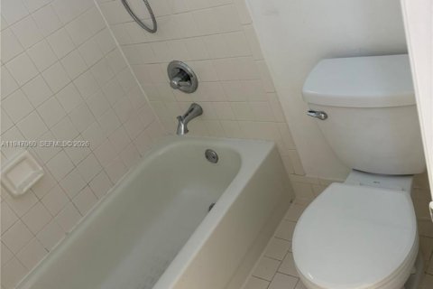 House in Miami, Florida 3 bedrooms, 130.62 sq.m. № 2003243 - photo 10