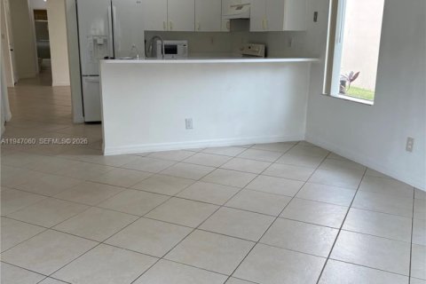 House in Miami, Florida 3 bedrooms, 130.62 sq.m. № 2003243 - photo 5