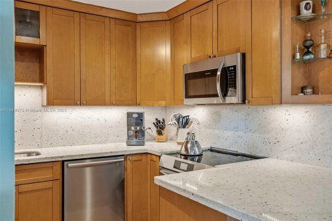 Condo in Miami Beach, Florida, 2 bedrooms  № 1840779 - photo 9