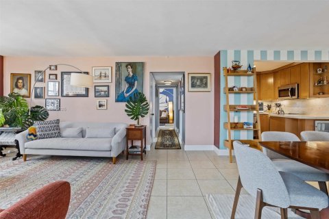Condo in Miami Beach, Florida, 2 bedrooms  № 1840779 - photo 7