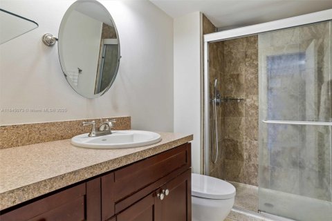 Condo in Miami Beach, Florida, 2 bedrooms  № 1840779 - photo 20