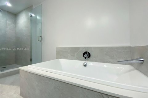 Снять в аренду кондоминиум в Майами, Флорида 3 спальни, 147.9м2, № 1992383 - фото 13