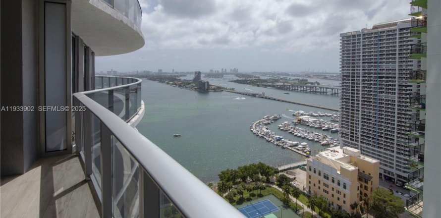 Кондоминиум с 3 спальнями в Майами, Флорида № 1992383