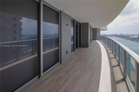 Снять в аренду кондоминиум в Майами, Флорида 3 спальни, 147.9м2, № 1992383 - фото 3