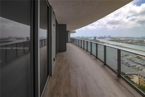 Снять в аренду кондоминиум в Майами, Флорида 3 спальни, 147.9м2, № 1992383 - фото 2