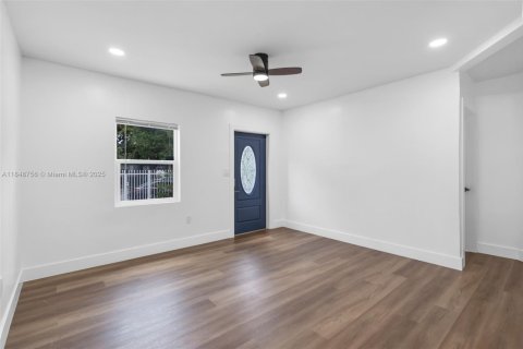 House in Miami, Florida 3 bedrooms, 91.42 sq.m. № 1850450 - photo 5