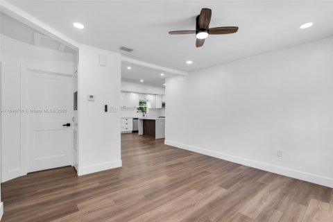 House in Miami, Florida 3 bedrooms, 91.42 sq.m. № 1850450 - photo 10