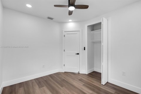 House in Miami, Florida 3 bedrooms, 91.42 sq.m. № 1850450 - photo 14