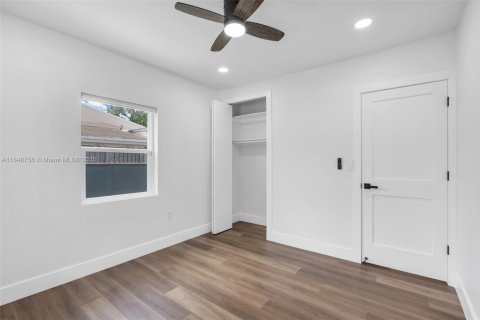 House in Miami, Florida 3 bedrooms, 91.42 sq.m. № 1850450 - photo 12