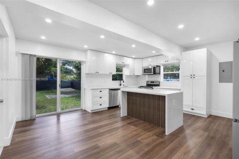 House in Miami, Florida 3 bedrooms, 91.42 sq.m. № 1850450 - photo 8
