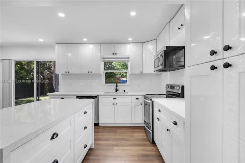 House in Miami, Florida 3 bedrooms, 91.42 sq.m. № 1850450 - photo 7