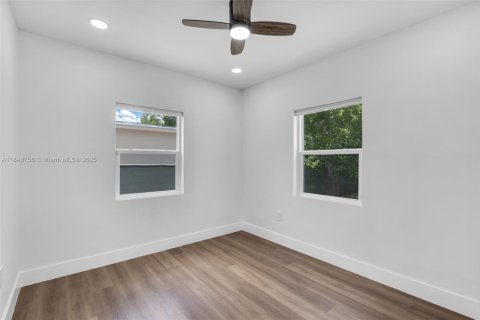 House in Miami, Florida 3 bedrooms, 91.42 sq.m. № 1850450 - photo 13