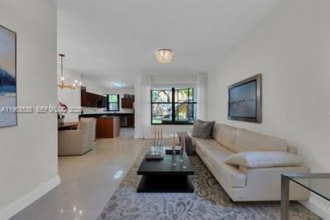 Купить таунхаус в Майами-Лейкс, Флорида 3 спальни, 119.66м2, № 2025340 - фото 3