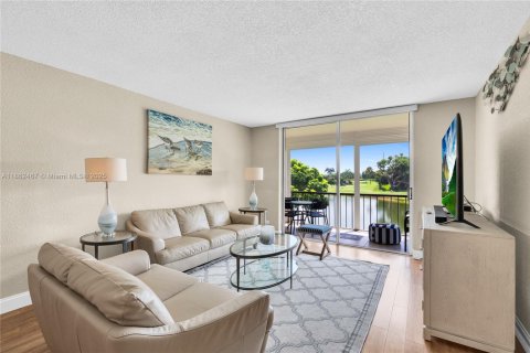 Copropriété à vendre à Pembroke Pines, Floride: 2 chambres, 108.7 m2 № 1979288 - photo 1