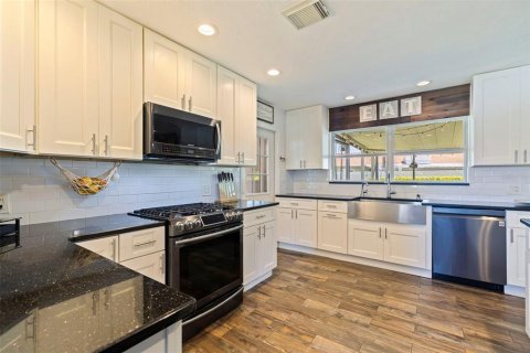 House in Saint Petersburg, Florida 3 bedrooms, 154.4 sq.m. № 1852767 - photo 12