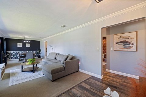 House in Saint Petersburg, Florida 3 bedrooms, 154.4 sq.m. № 1852767 - photo 7
