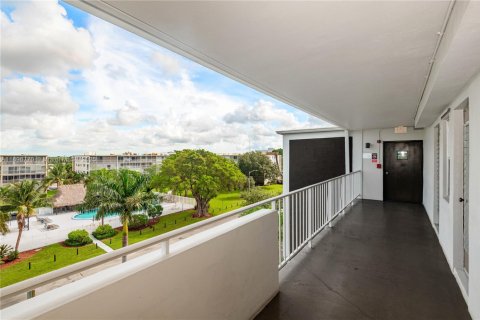 Condominio en venta en Hollywood, Florida, 2 dormitorios, 92.16 m2 № 1948392 - foto 28
