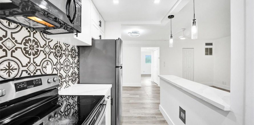 Studio in the Condo in Hollywood, Florida  № 2171513