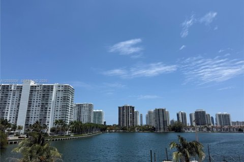 Condo in Aventura, Florida, 1 bedroom № 2091335 - photo 16