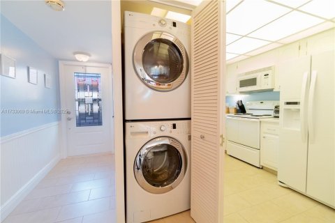 Купить кондоминиум в Пемброк-Пайнс, Флорида 2 спальни, 108.7м2, № 2086880 - фото 3