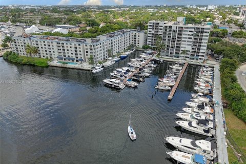 Condo in Miami, Florida, 2 bedrooms  № 1951889 - photo 26