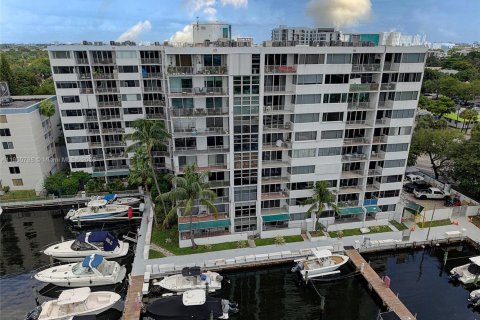 Condo in Miami, Florida, 2 bedrooms  № 1951889 - photo 1