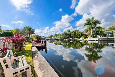 House in Fort Lauderdale, Florida 3 bedrooms, 191.94 sq.m. № 2254306 - photo 2