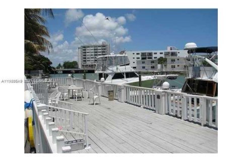 Condo in Miami Beach, Florida, 2 bedrooms № 2023491 - photo 4
