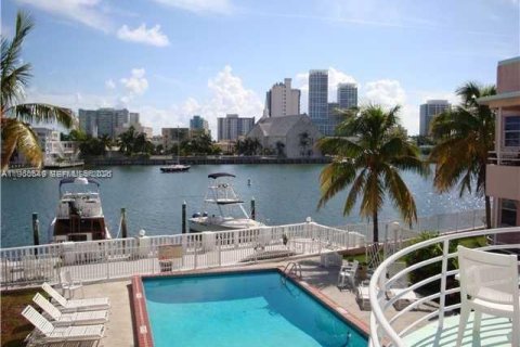 Condo in Miami Beach, Florida, 2 bedrooms № 2023491 - photo 2